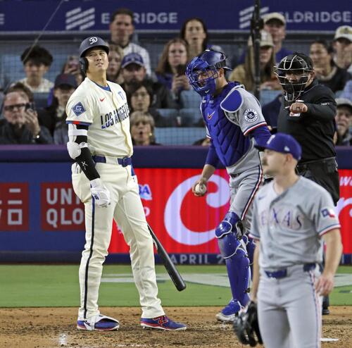 レンジャーズ戦の6回、見逃し三振に倒れたドジャース・大谷=ロサンゼルス(共同)