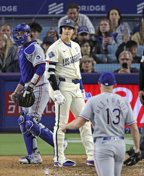 レンジャーズ戦の6回、見逃し三振に倒れたドジャース・大谷=ロサンゼルス(共同)