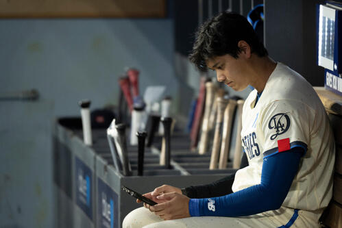 4回、三振に倒れた大谷はベンチでタブレットを見ながら1人反省会(AP)