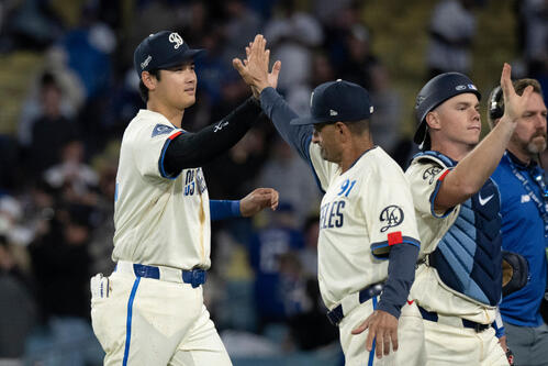 レンジャーズを破りエベルコーチとタッチする大谷(AP)