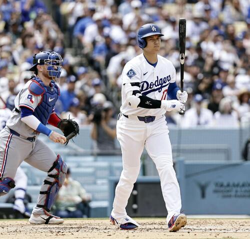 レンジャーズ戦の3回、四球を選んだドジャース・大谷=ロサンゼルス(共同)