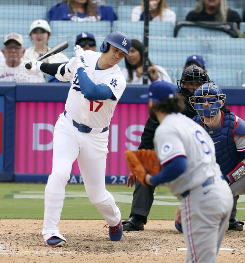 レンジャーズ戦の9回、空振り三振に倒れたドジャース・大谷=ロサンゼルス(共同)