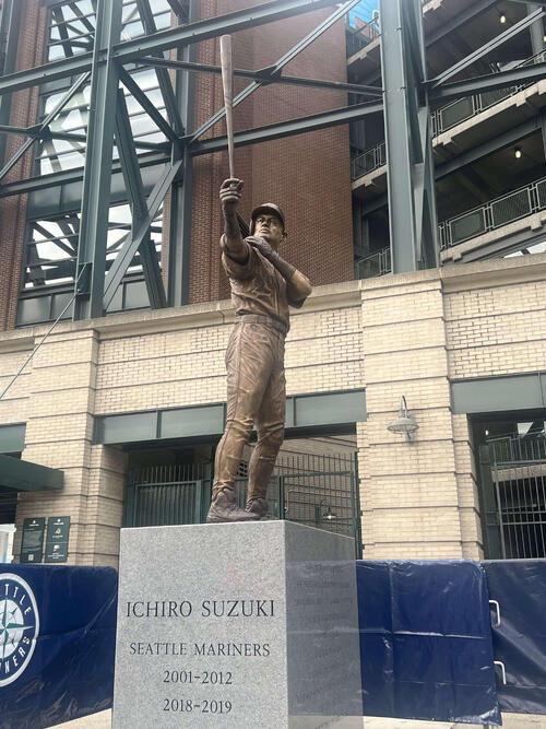 イチロー氏の銅像完成で除幕式「まさかここでもマリアノにバットを折