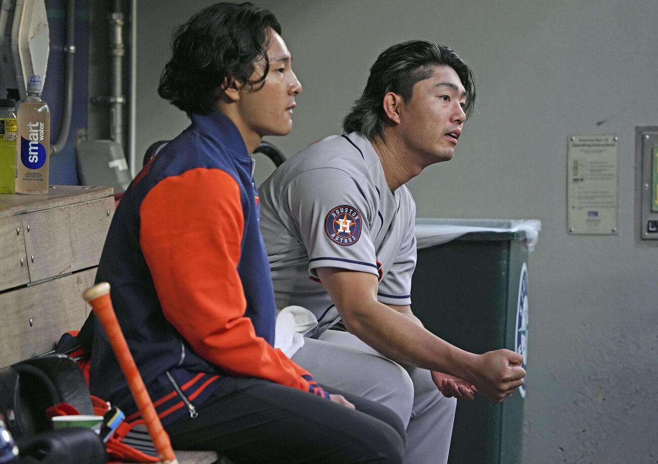 マリナーズ戦の1回途中に降板し、ベンチに座るアストロズ・今井（共同）