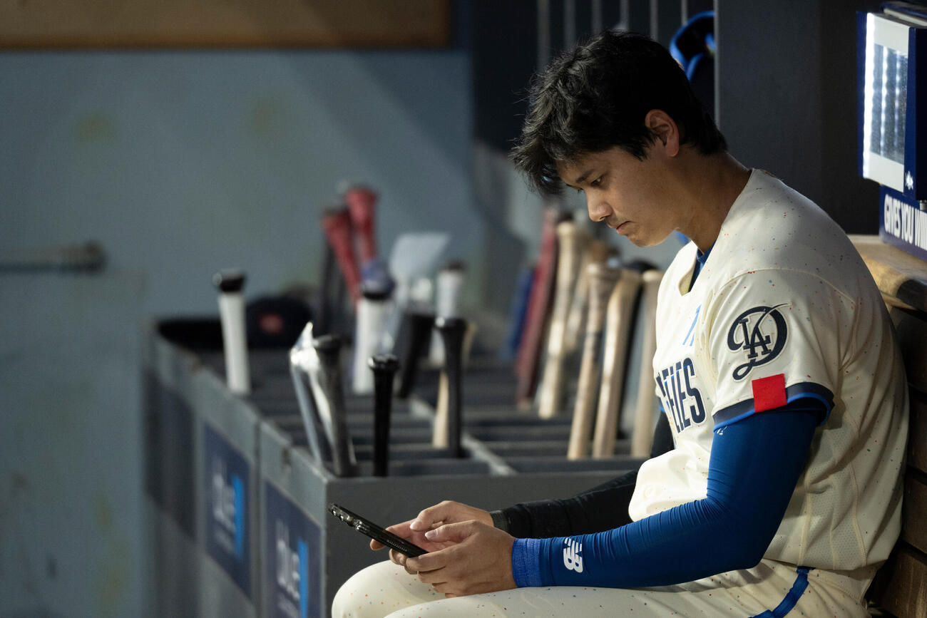 4回、三振に倒れた大谷はベンチでタブレットを見ながら1人反省会（AP）