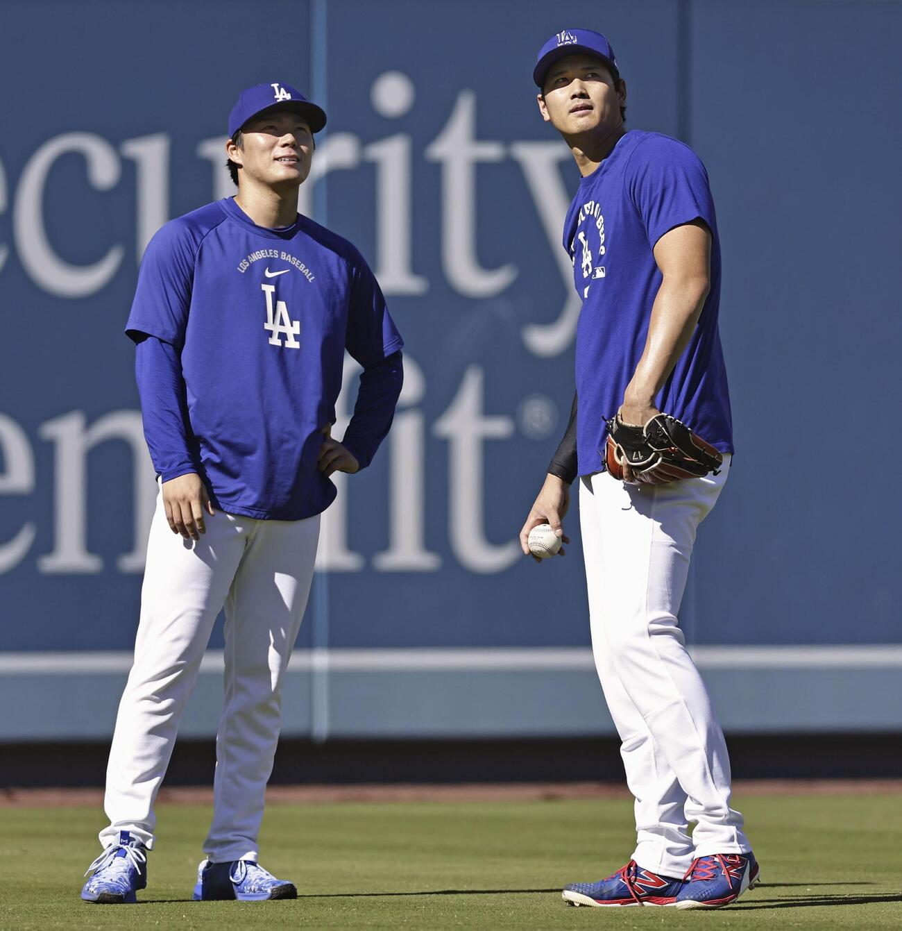 練習中に言葉を交わすドジャースの大谷（右）と山本（共同）