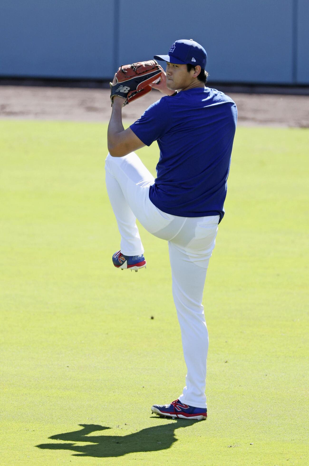 キャッチボールするドジャース大谷（共同）