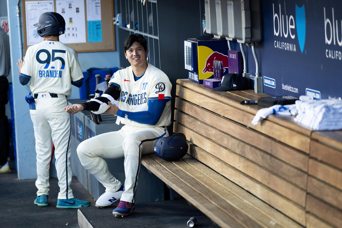 先頭打者本塁打を放ったドジャース大谷翔平はベンチで笑顔を見せた（AP)
