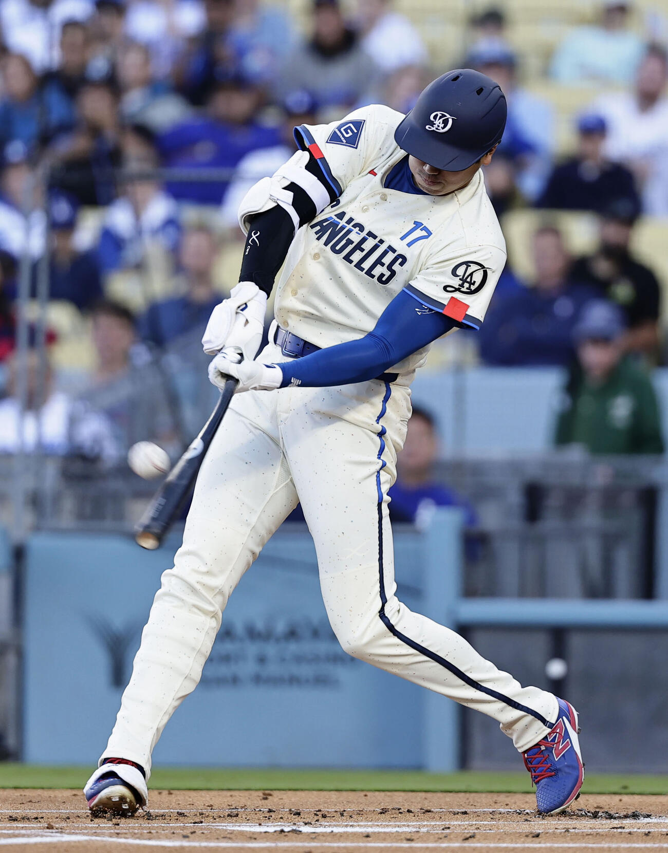レンジャーズ戦の1回、今季初の先頭打者本塁打となる4号ソロを放つドジャース・大谷＝ロサンゼルス（共同）