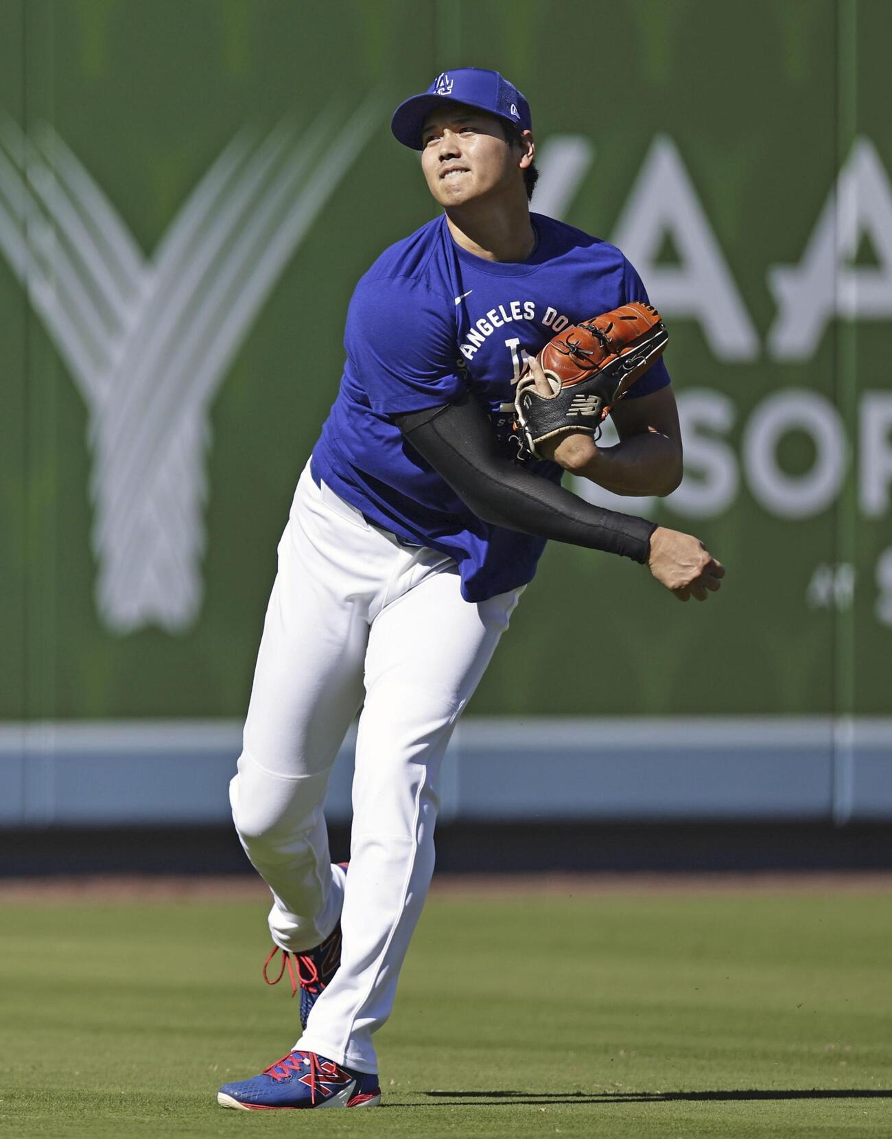 キャッチボールするドジャース大谷（共同）