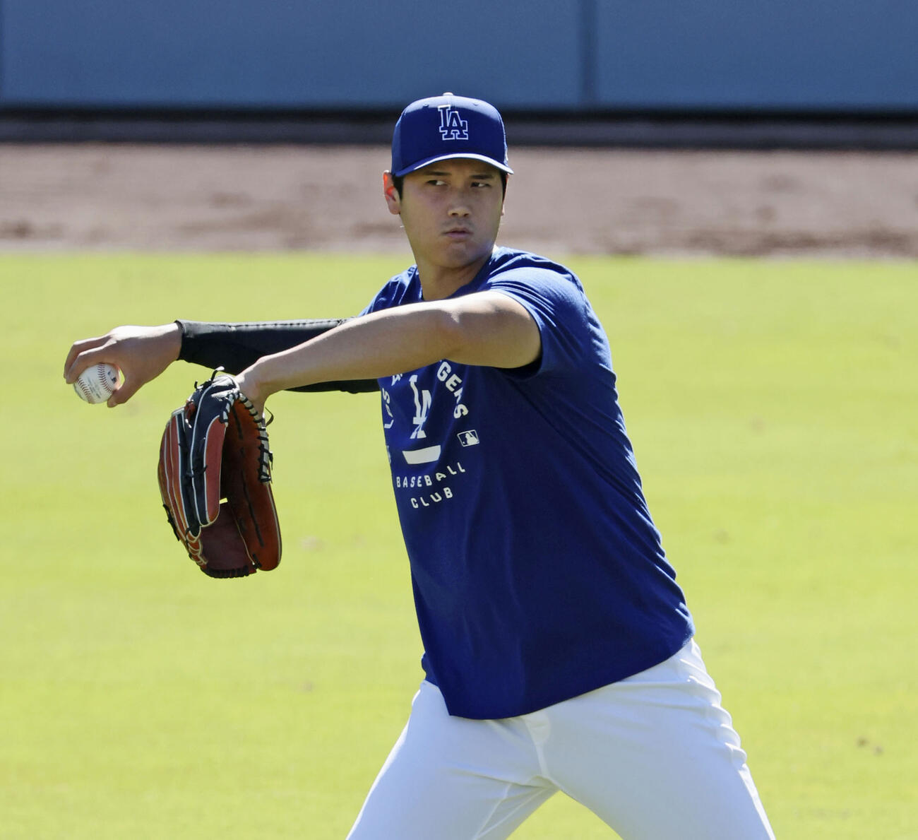 キャッチボールするドジャース大谷（共同）