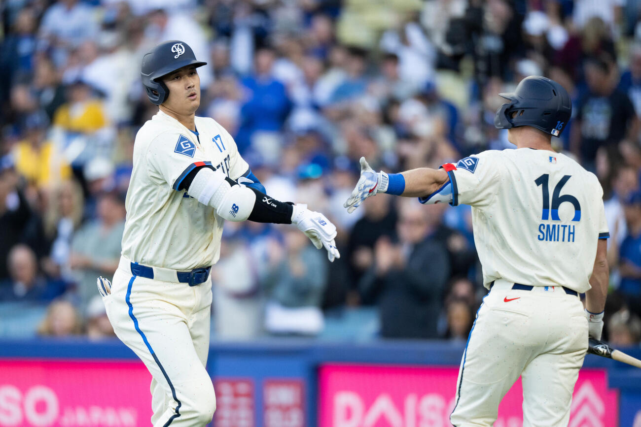 先頭打者本塁打を放ったドジャース大谷翔平は同僚ウィル・スミスとタッチを交わす（AP)