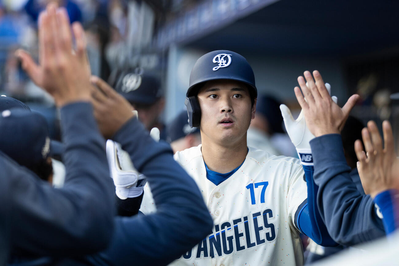 ドジャース大谷翔平は先頭打者本塁打を放ってベンチに戻ると同僚から祝福された（AP)