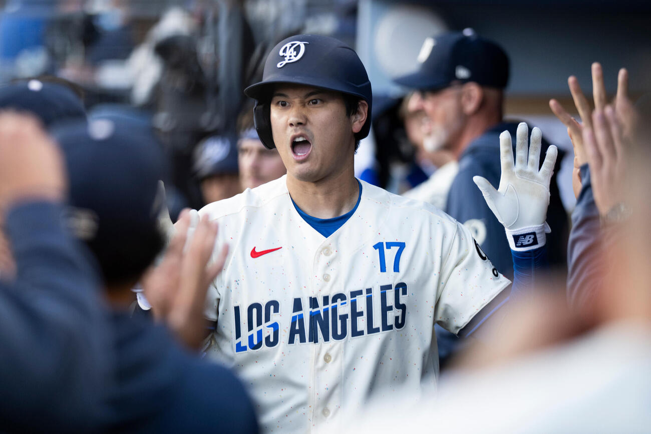 ドジャース大谷翔平は先頭打者本塁打を放ってベンチに戻ると同僚から祝福された（AP)
