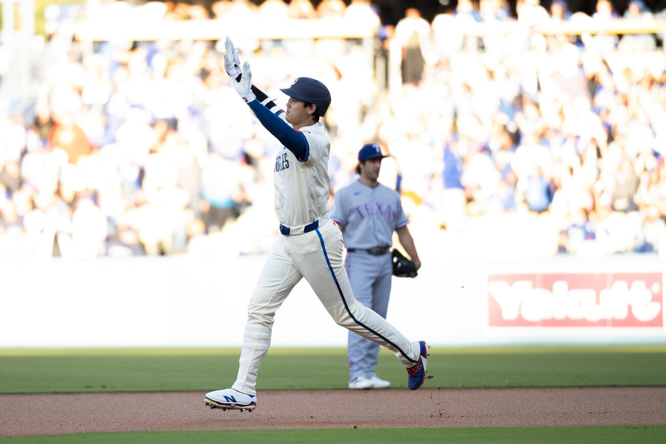 先頭打者本塁打を放ったドジャース大谷翔平は両手を高く掲げて歓声に応えた（AP)