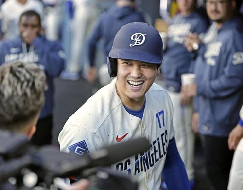 大谷翔平、先頭打者弾後に“デコピンポーズ” ロハスとベンチで「デコイ