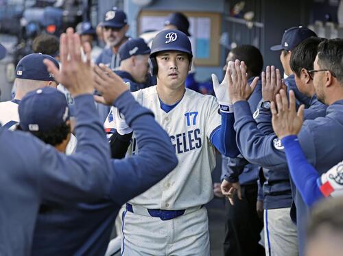 大谷翔平、先頭打者弾後に“デコピンポーズ” ロハスとベンチで「デコイ