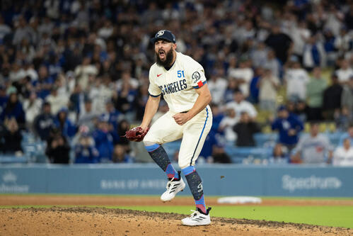 ドジャースのベシア、誕生日に今季初セーブ 9回2死一、二塁から三振