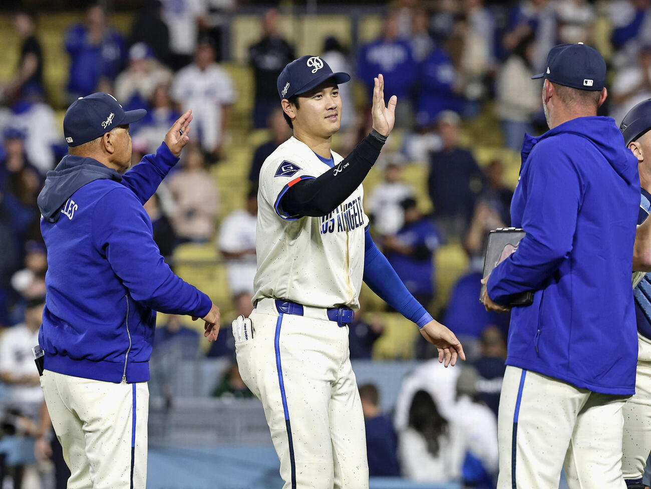 レンジャーズに勝利し、タッチを交わすドジャース・大谷（共同）