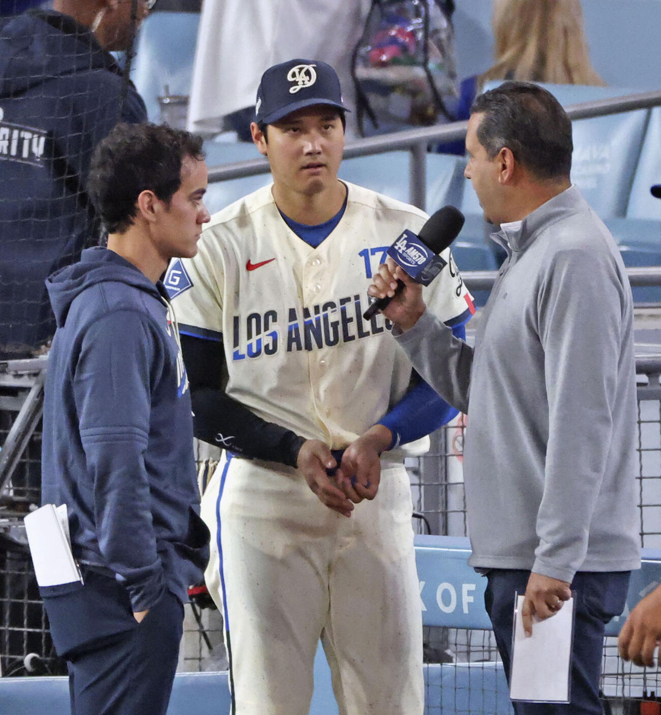 レンジャーズに勝利し、インタビューを受けるドジャース・大谷（共同）