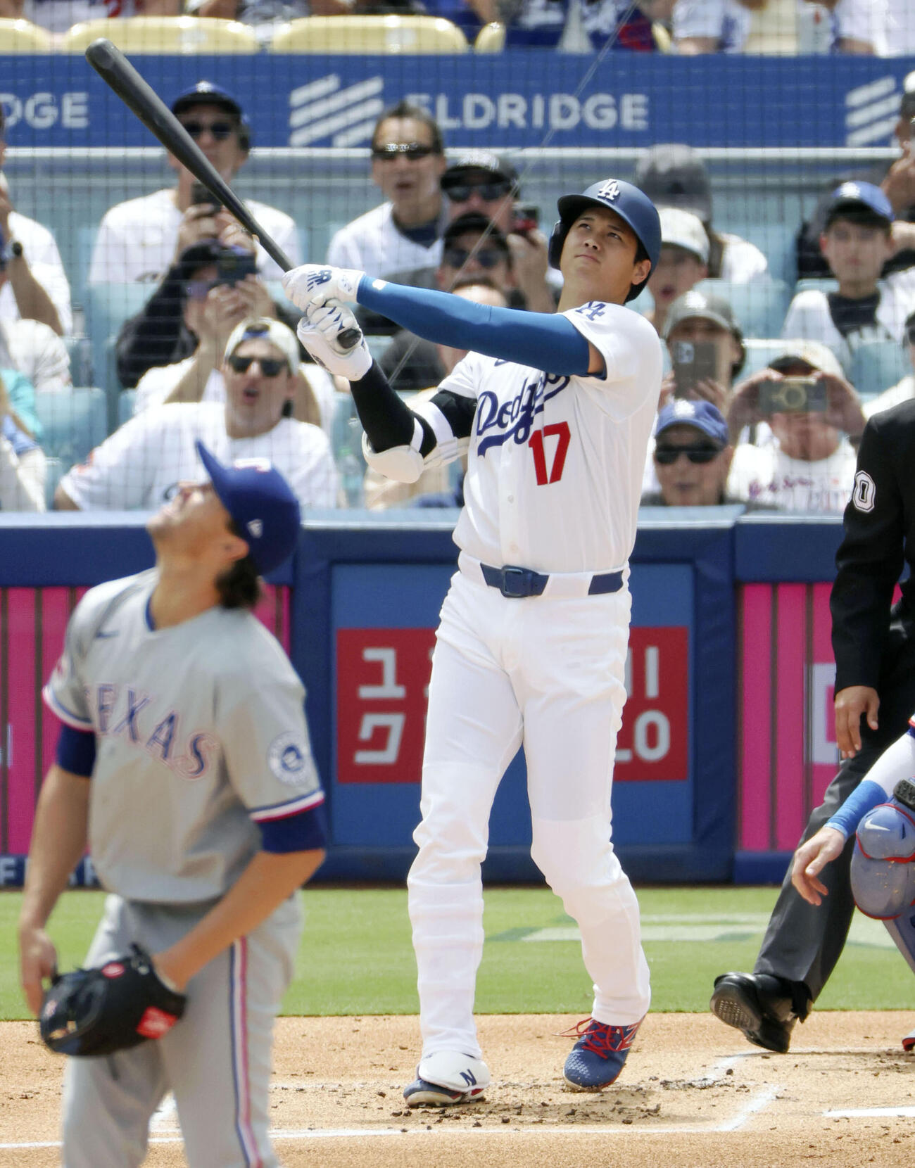 レンジャーズ戦の1回、2試合連続の先頭打者本塁打となる5号ソロを放つドジャース大谷。投手デグロム（共同）