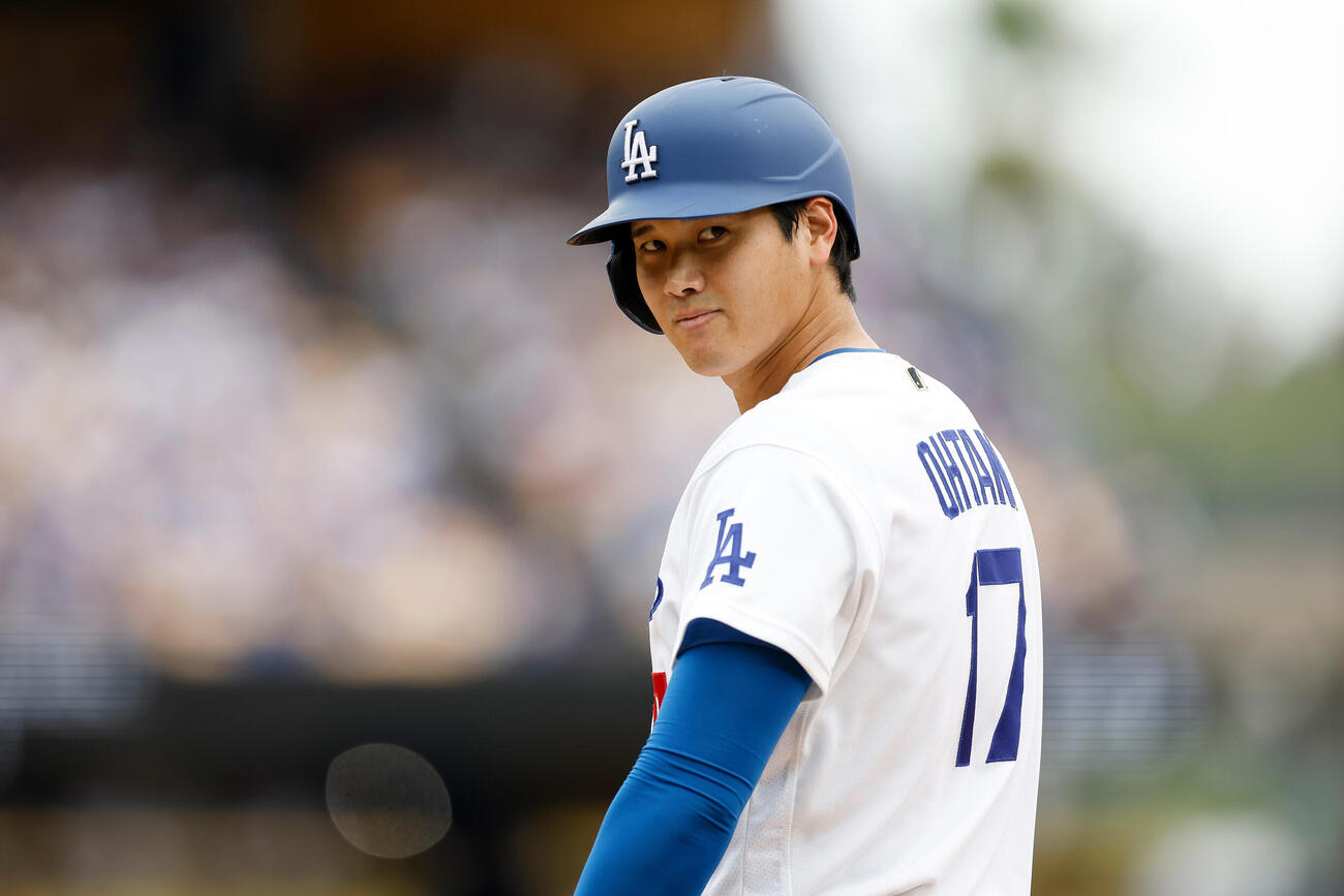 5回、レンジャーズのダッグアウトを振り返るドジャース大谷翔平（AP）