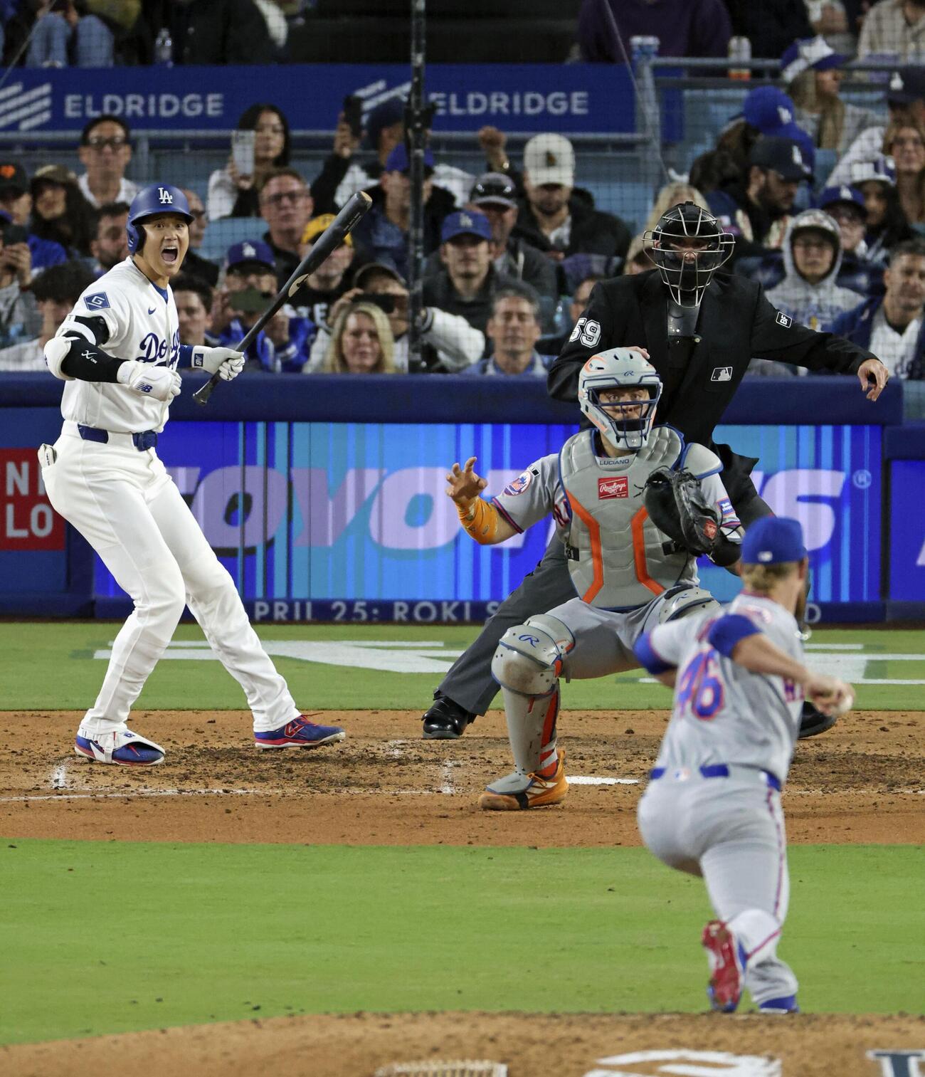 メッツ戦の6回、相手バッテリーの呼吸が合わず投手が投球しそうになり驚くドジャース・大谷＝ロサンゼルス（共同）