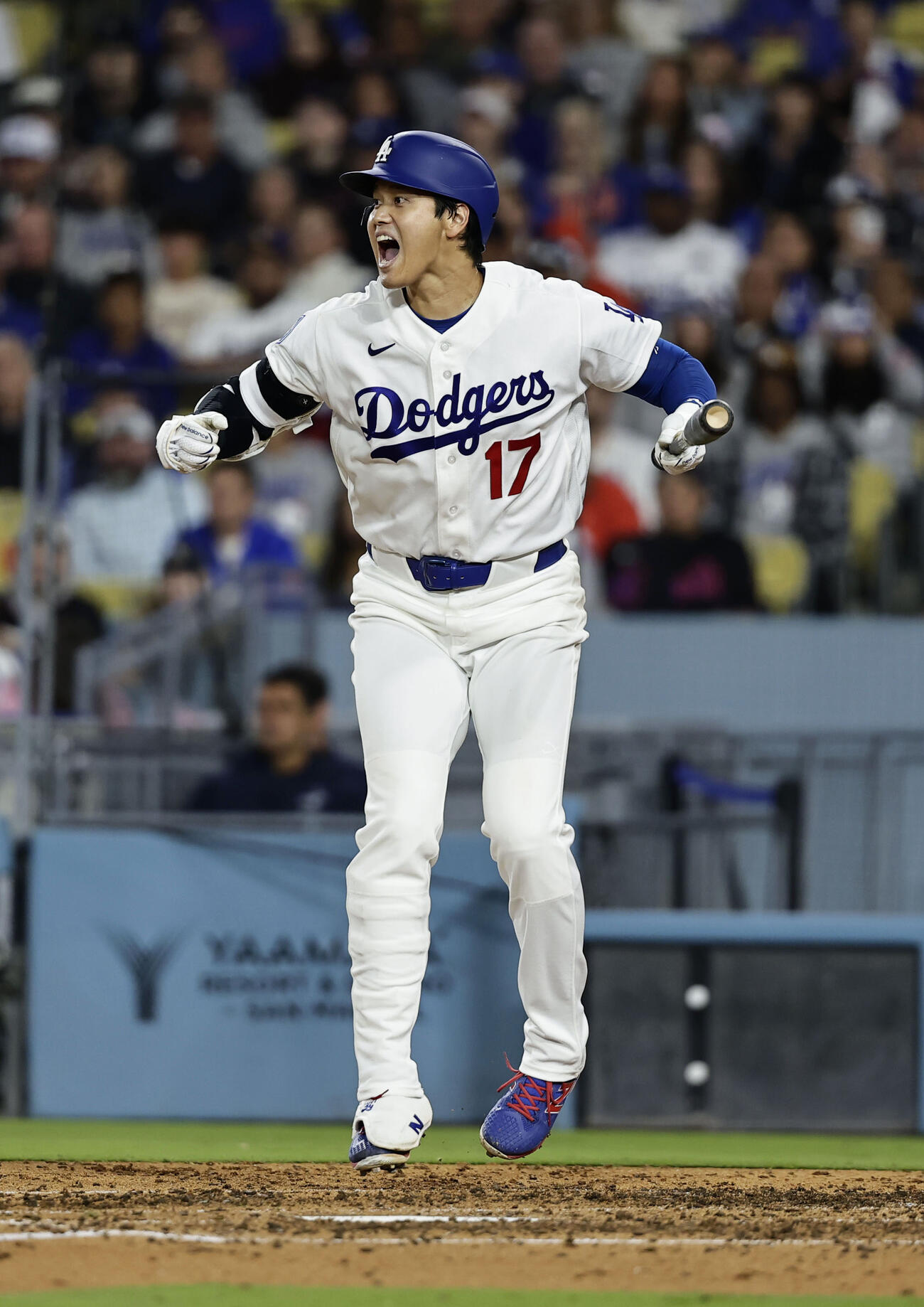 メッツ戦の6回、相手バッテリーの呼吸が合わず投手が投球しそうになり驚くドジャース・大谷＝ロサンゼルス（共同）