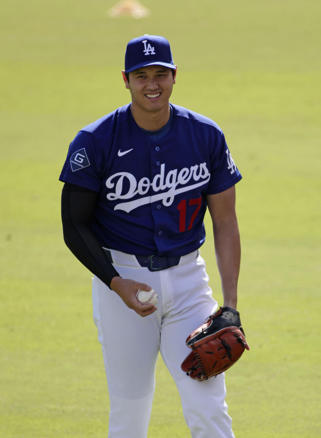 キャッチボールで笑顔を見せるドジャース・大谷＝ロサンゼルス（共同）
