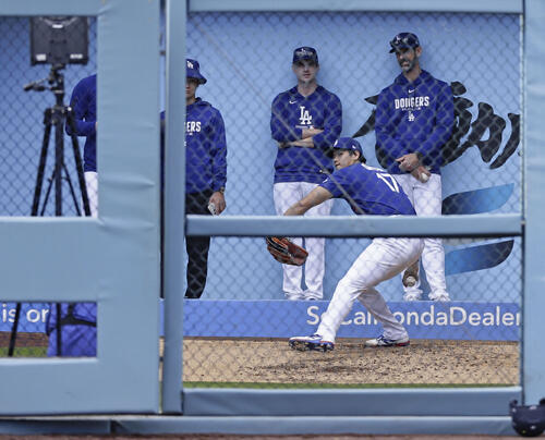 ブルペンで投球練習するドジャース・大谷=ロサンゼルス(共同)
