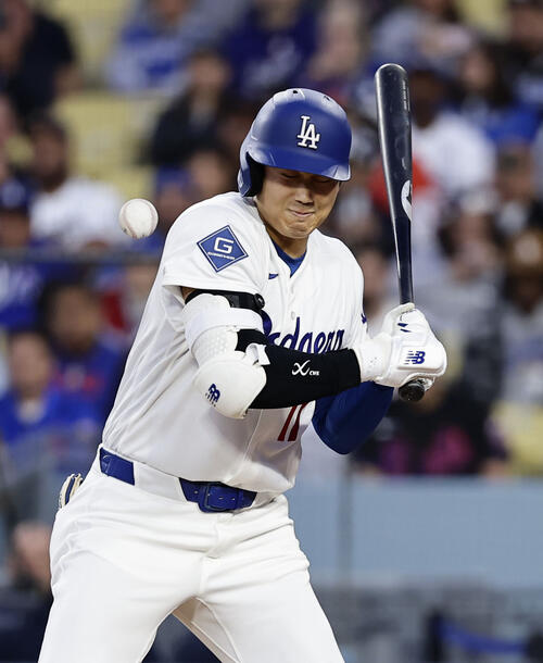 メッツ戦の1回、死球を受けるドジャース・大谷=ロサンゼルス(共同)