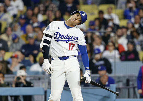 メッツ戦の2回、ファウルを打ったドジャース・大谷=ロサンゼルス(共同)