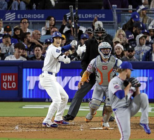 メッツ戦の6回、相手バッテリーの呼吸が合わず投手が投球しそうになり驚くドジャース・大谷=ロサンゼルス(共同)