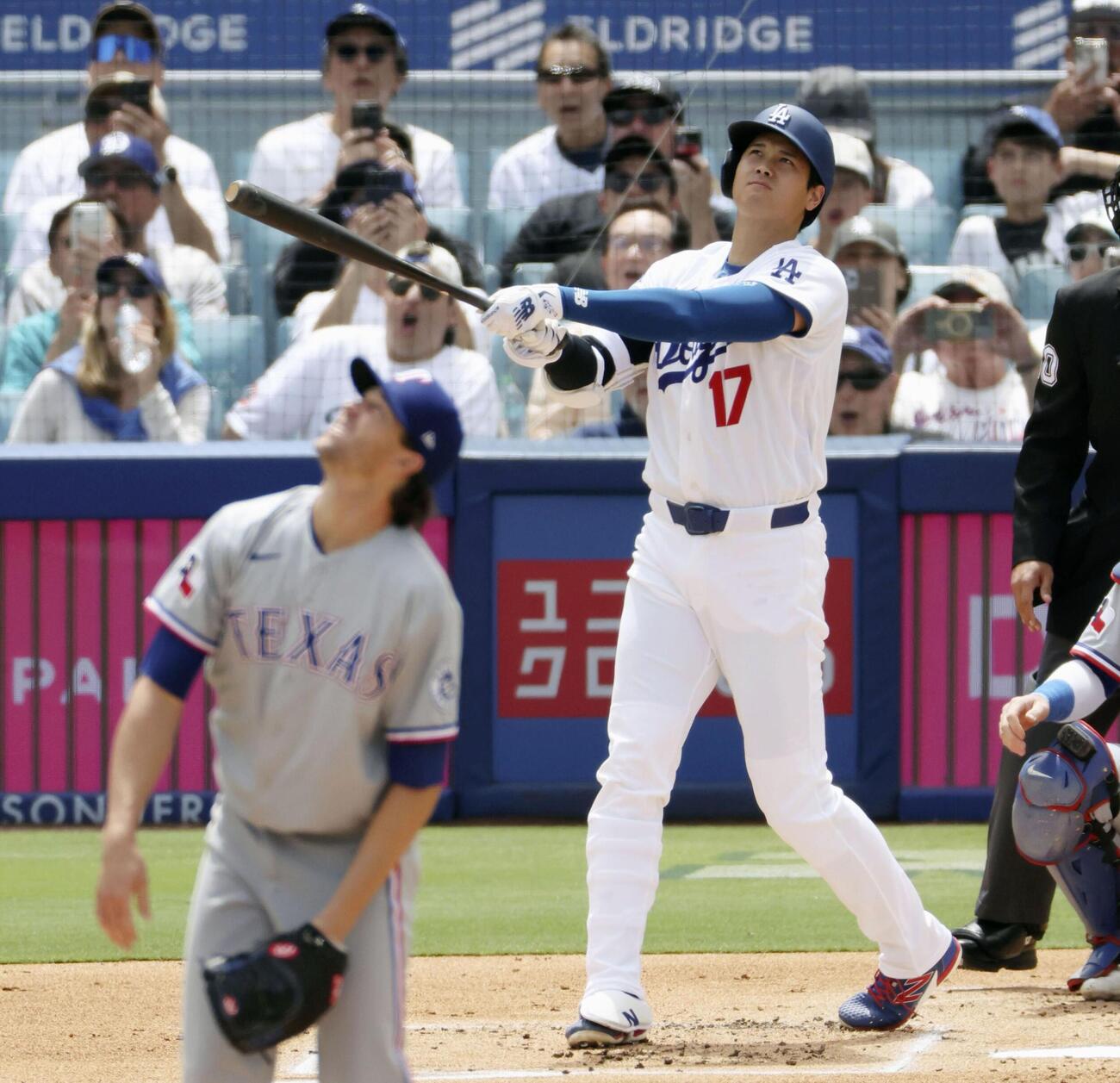 レンジャーズ戦の1回、2試合連続の先頭打者本塁打となる5号ソロを放つドジャース大谷。投手デグロム（共同）
