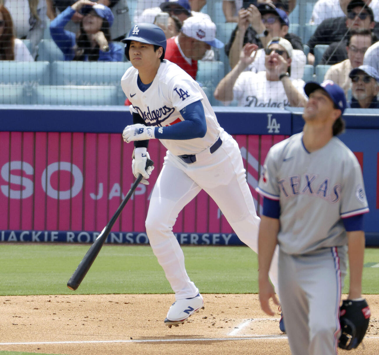 レンジャーズ戦の1回、2試合連続の先頭打者本塁打となる5号ソロを放つドジャース大谷。投手デグロム（共同）