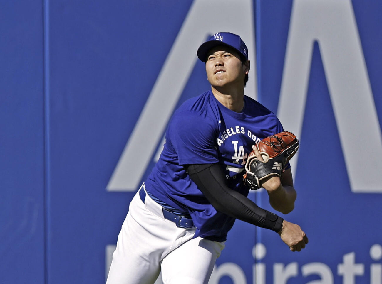 試合前、遠投するドジャース大谷翔平（共同）