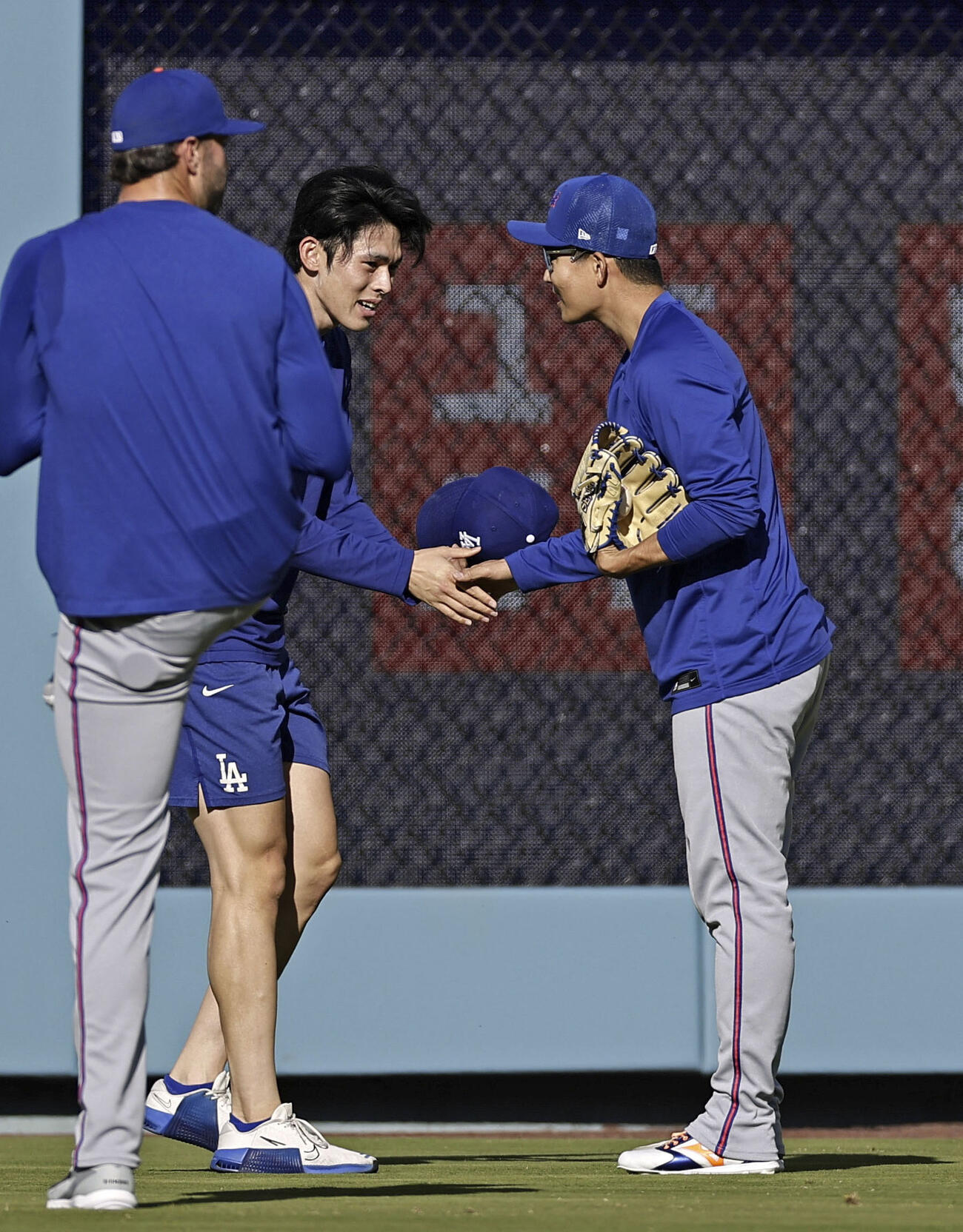 試合前、あいさつを交わすドジャース・佐々木（左奥）とメッツ・千賀＝ロサンゼルス（共同）