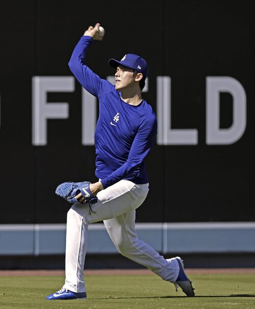 キャッチボールするドジャース・佐々木=ロサンゼルス(共同)