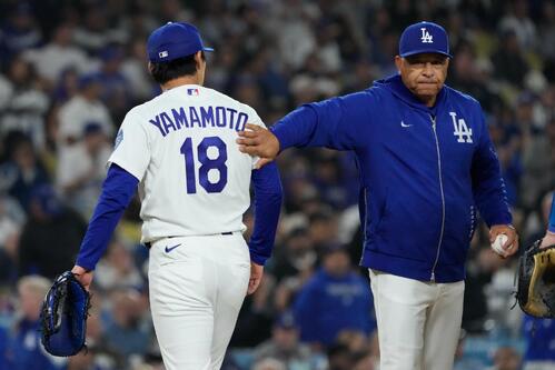 8回途中で降板の山本をねぎらうロバーツ監督(AP)