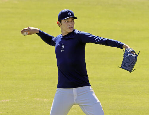 壁当てをするドジャース・佐々木=ロサンゼルス(共同)