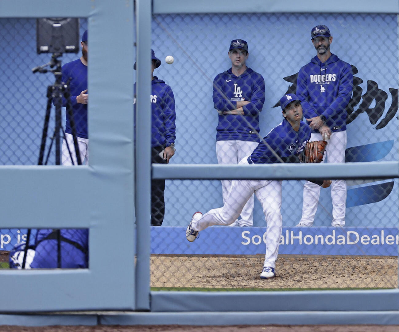 ブルペンで投球練習するドジャース・大谷＝ロサンゼルス（共同）