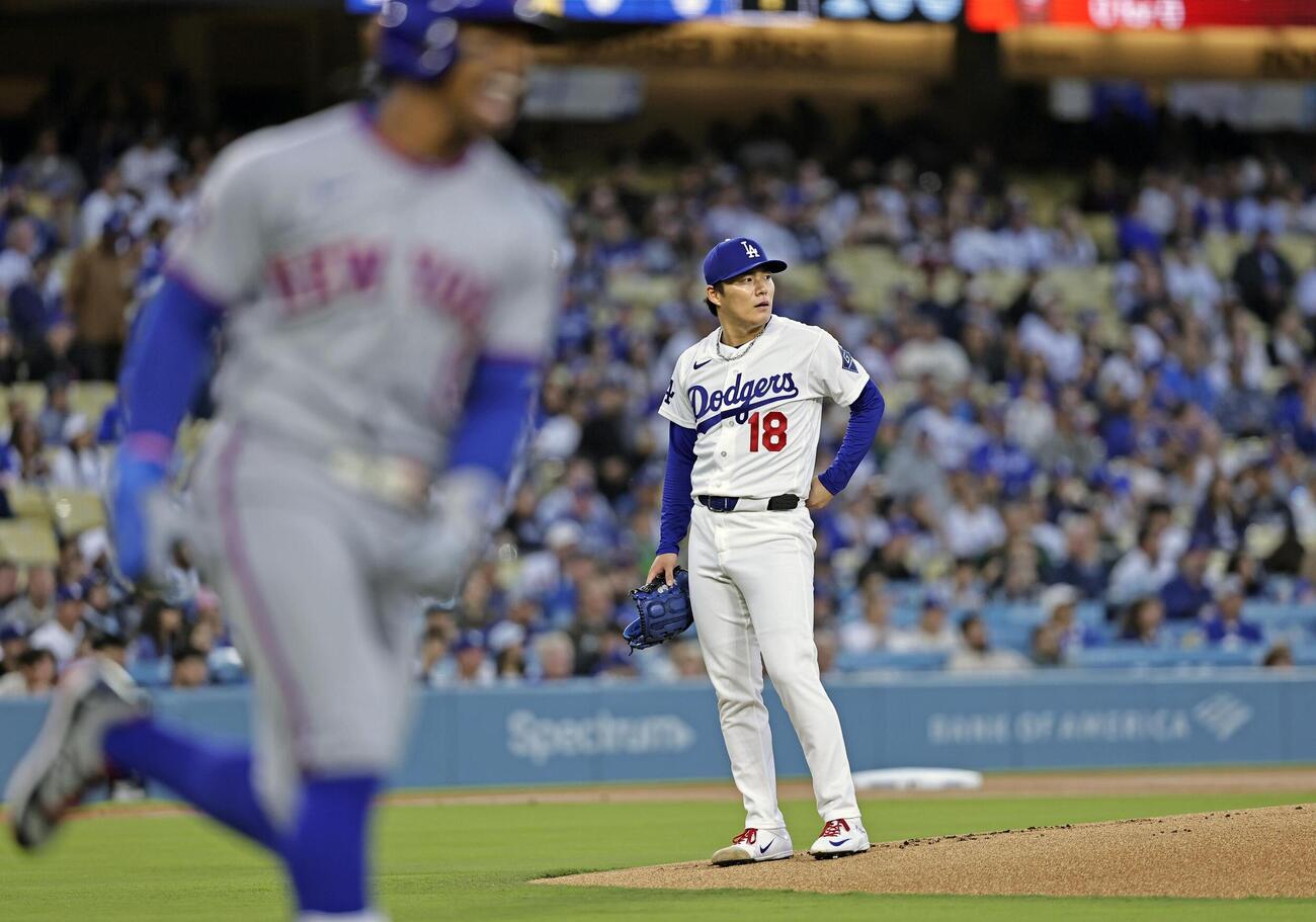 メッツ戦の1回、リンドアに先頭打者本塁打を浴びたドジャース山本（共同）