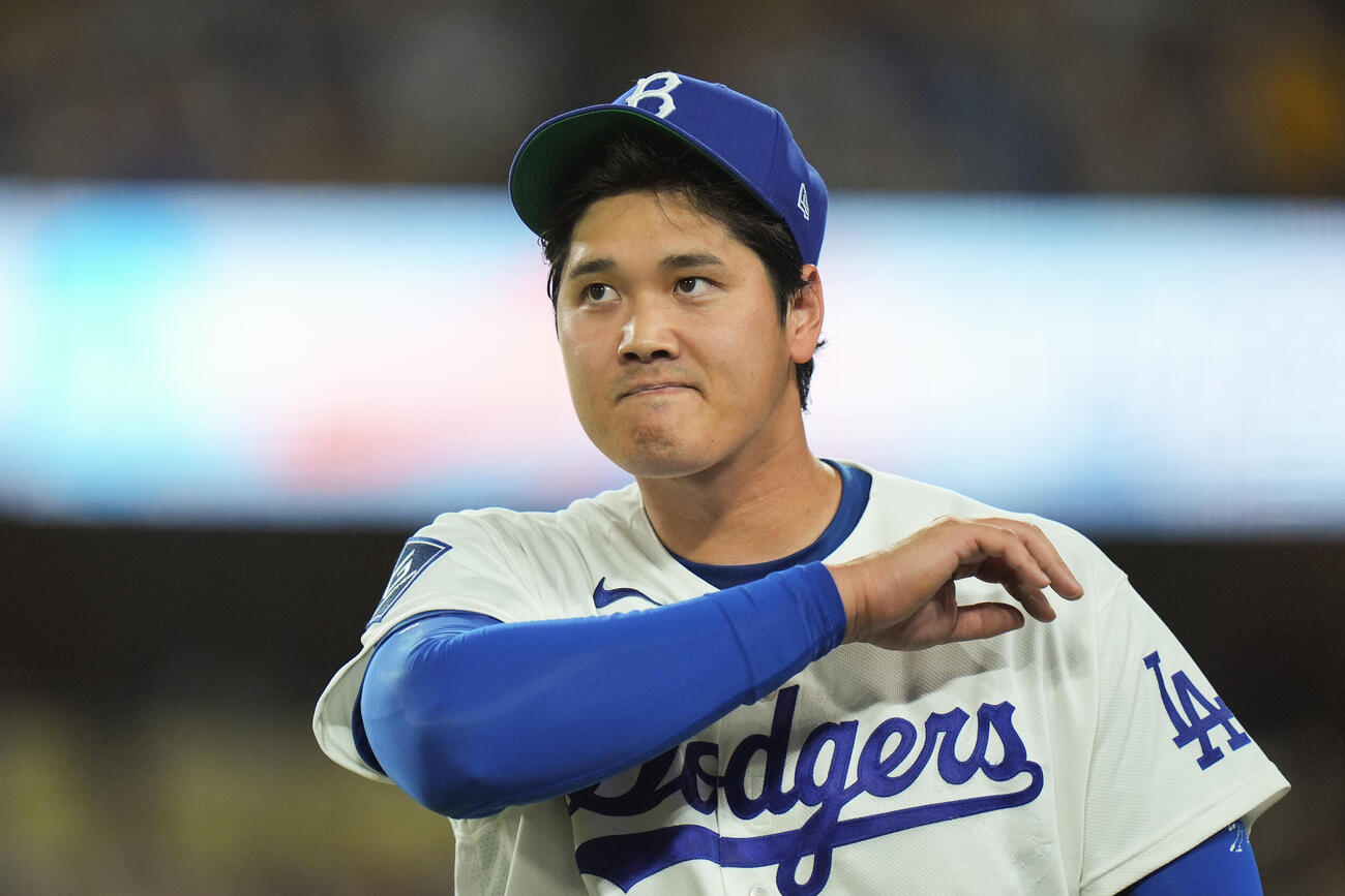4回を投げ終えベンチへ戻るドジャース大谷（AP）