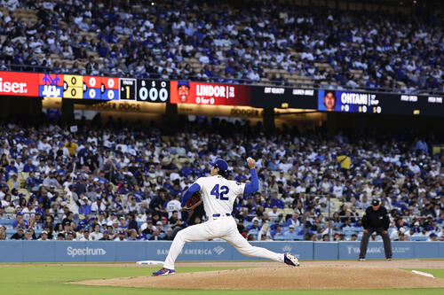メッツ戦に先発登板したドジャース・大谷。打者としては先発メンバーから外れ、5年ぶりに投手専念での出場となった=ロサンゼルス(共同)