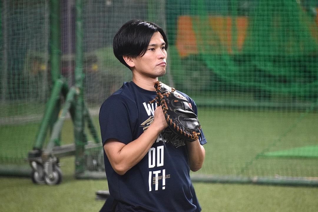 オリックス若月からプもらったキャッチャーミットをはめる青田トレーナー