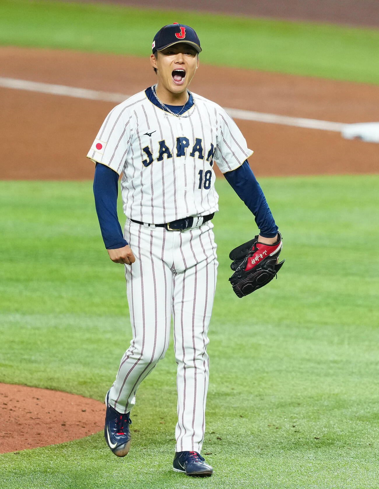 2026年3月14日WBCベネズエラ戦、赤と黒基調のグラブを使用する山本