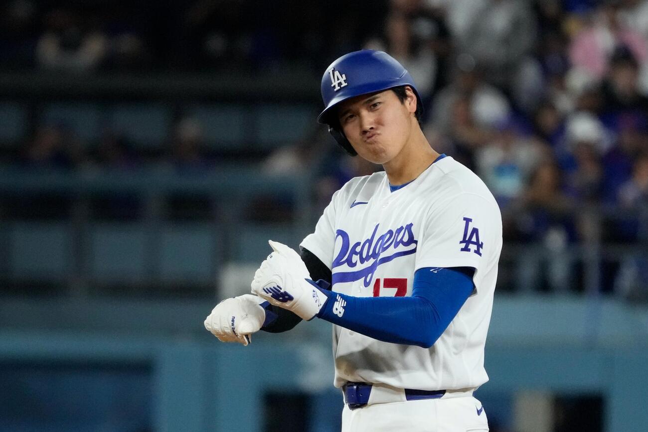 メッツ戦の8回、勝ち越し適時打を放ったタッカーをおちゃめな表情で祝福するドジャース大谷（AP）