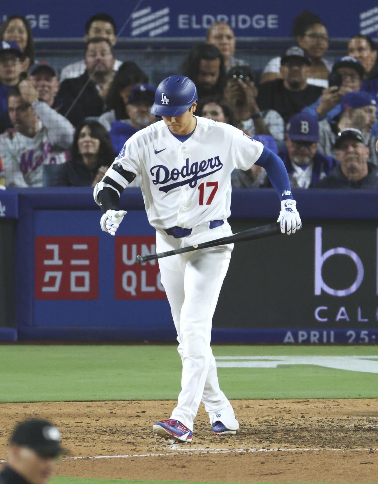 メッツ戦の8回、申告敬遠で出塁するドジャース・大谷。昨季から48試合連続出塁とする＝ロサンゼルス（共同）