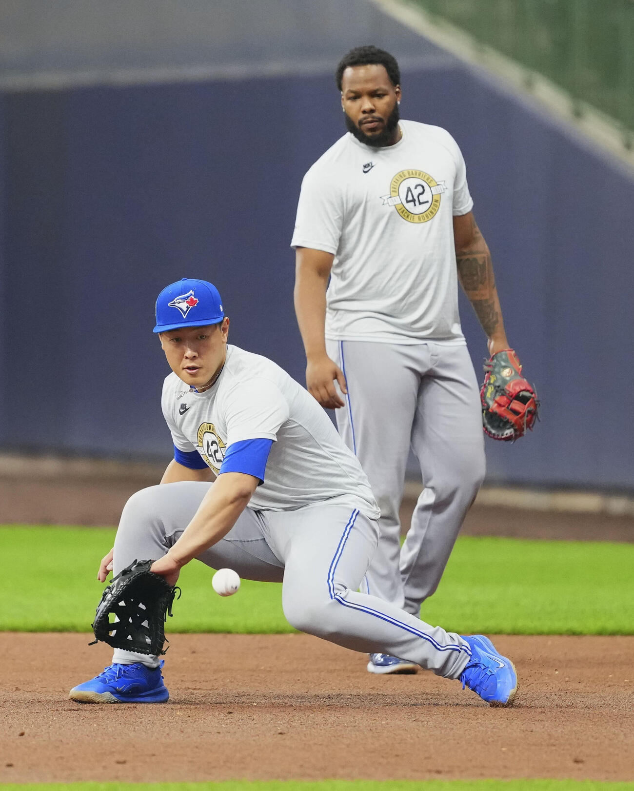 守備練習するブルージェイズ・岡本。右はゲレロ（共同）