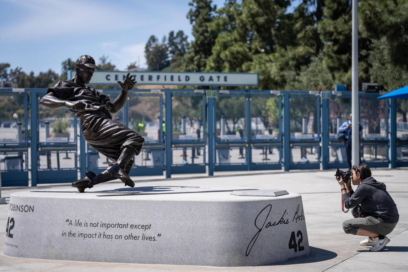 ジャッキー・ロビンソン像（AP）